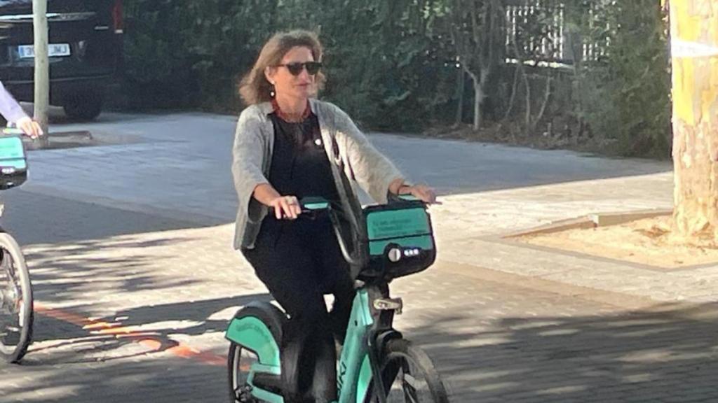 Teresa Ribera llega en bicicleta a la cumbre de ministros de Energía y Medioambiente de la UE en Valladolid