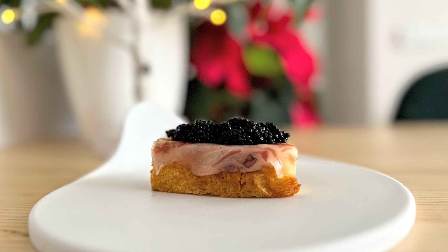Caviar acompañado de un brioche y papada ibérica