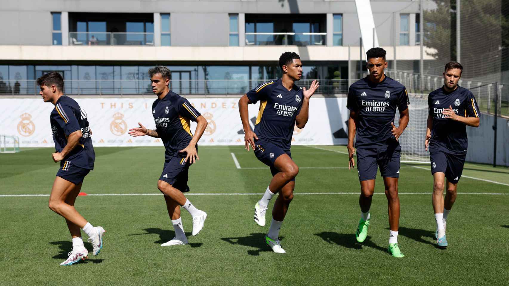 Jude Bellingham junto al canterano Alvaro Rodríguez y Fran García en su primer entrenamiento con el Real Madrid.