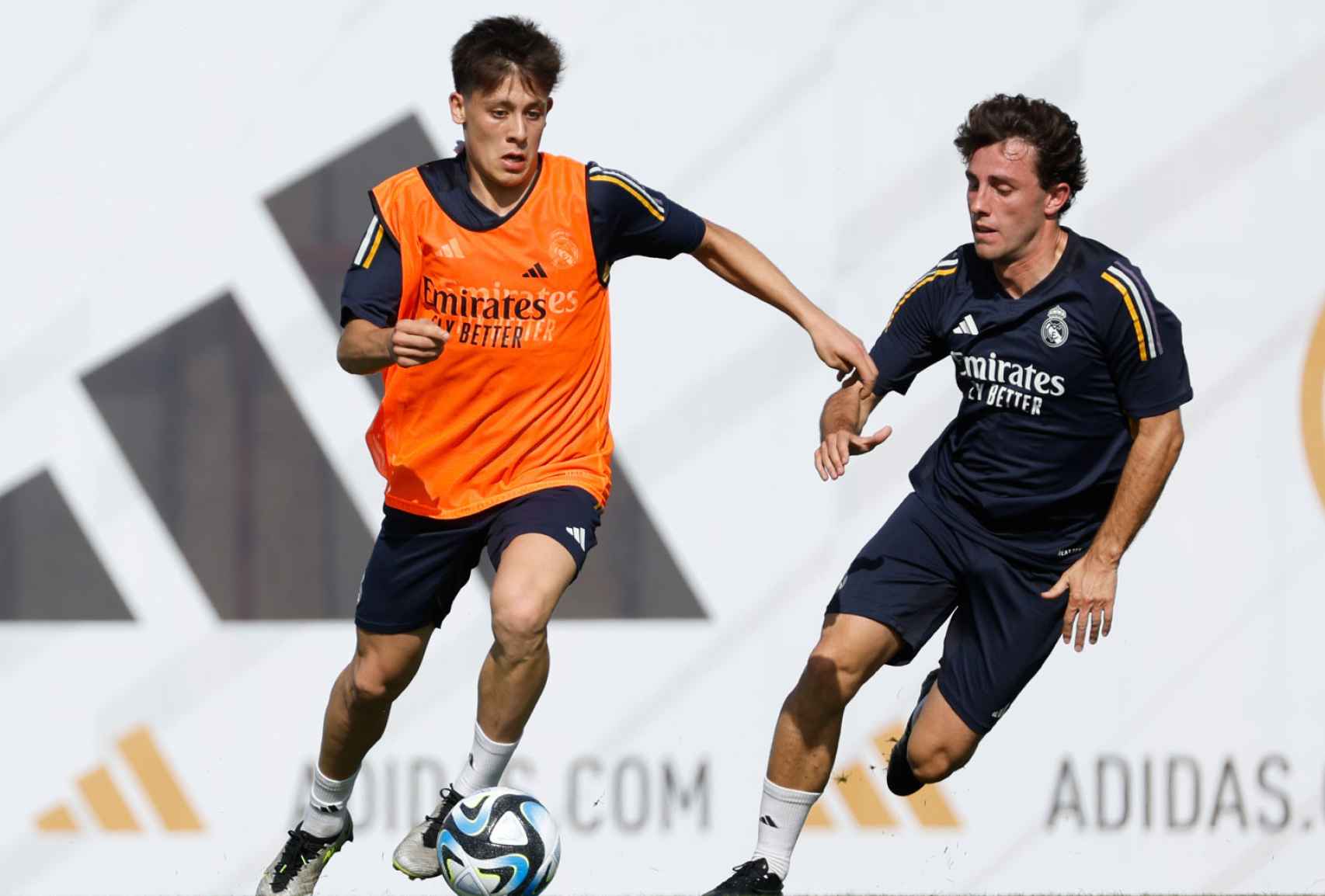 Arda Güler y Álvaro Odriozola durante el entrenamiento del Real Madrid.