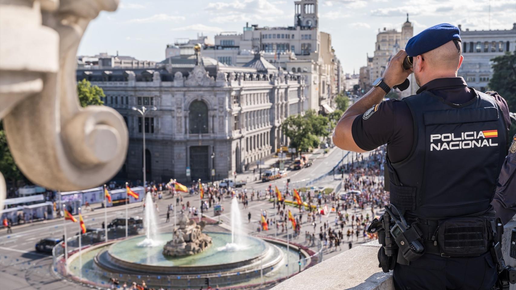 Un agente de Policía Nacional vigila la manifestación del Orgullo LGTBI+ 2023.