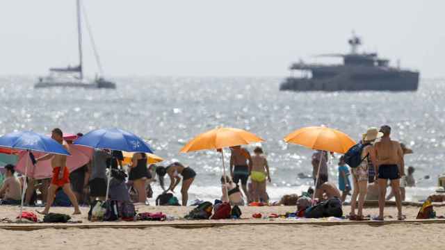 Playa valenciana este lunes, en plena ola de calor.