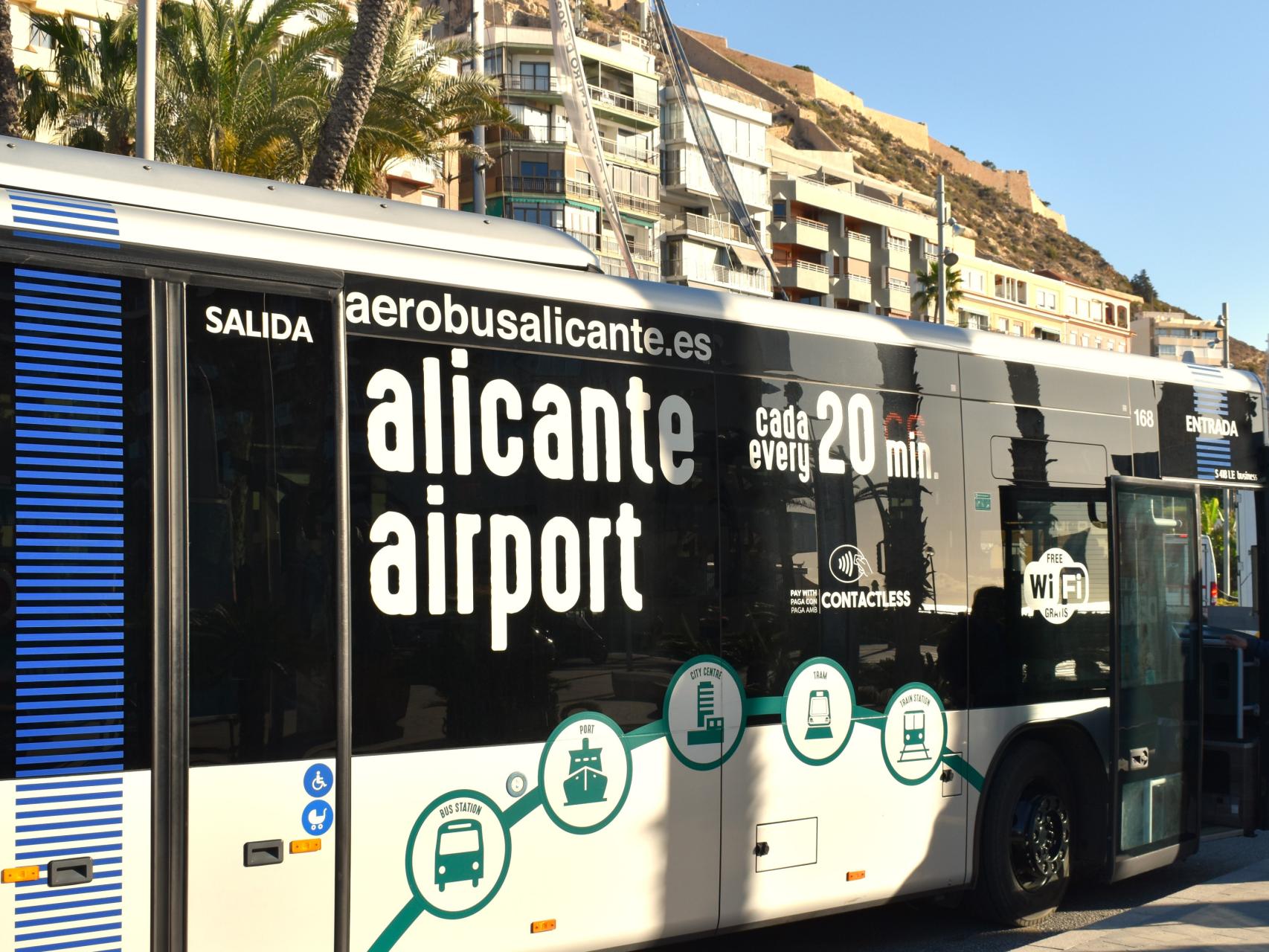 El autobús de Alicante al aeropuerto se refuerza para garantizar la  frecuencia