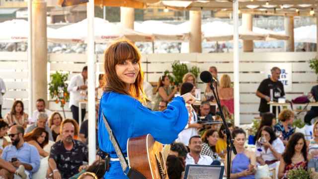 Ana Fernández-Villaverde, La Bien Querida, en un concierto de la serie Atardeceres Larios en Málaga.