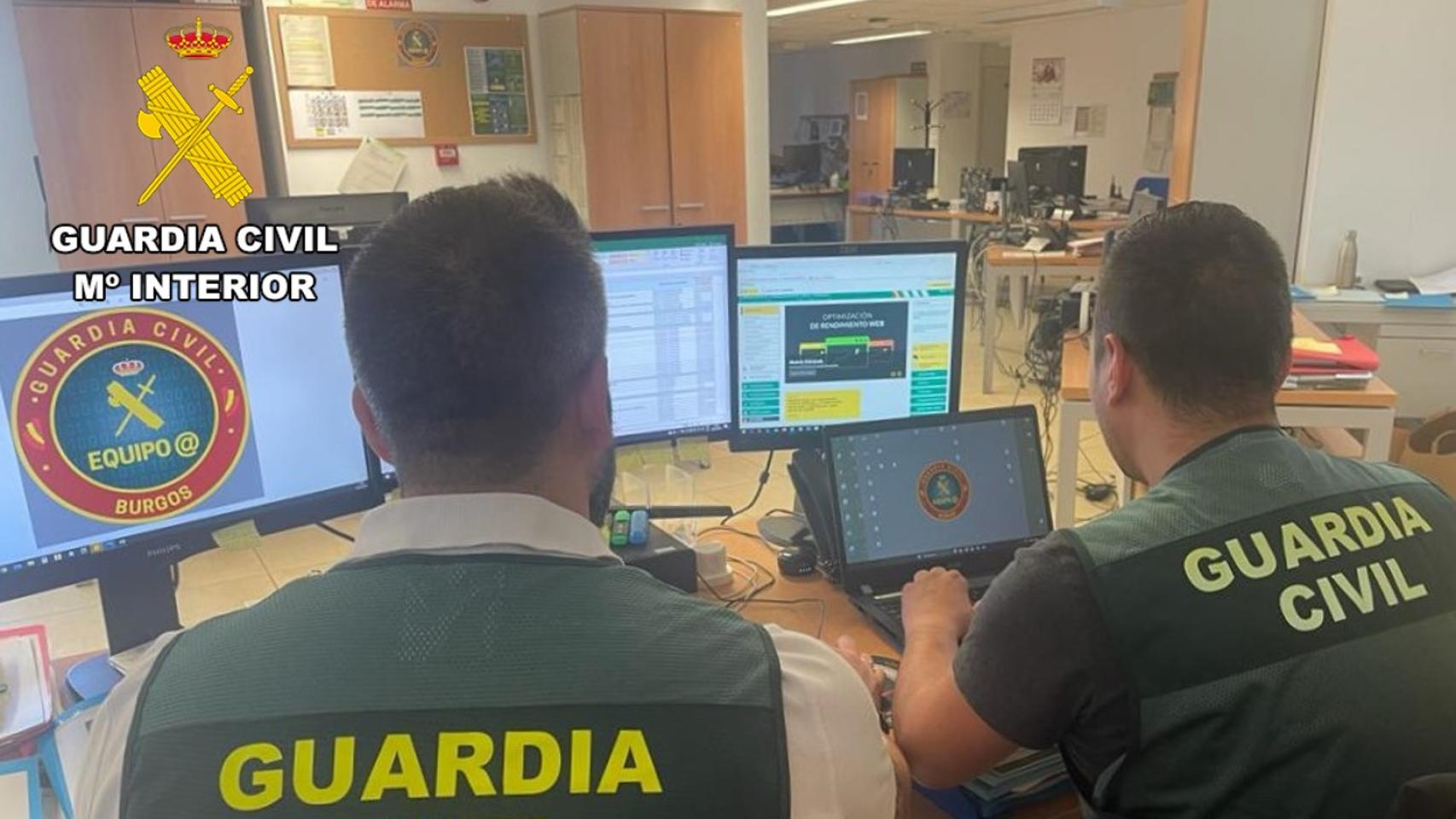 Agentes de la Guardia Civil trabajando en la operación Mitmbur