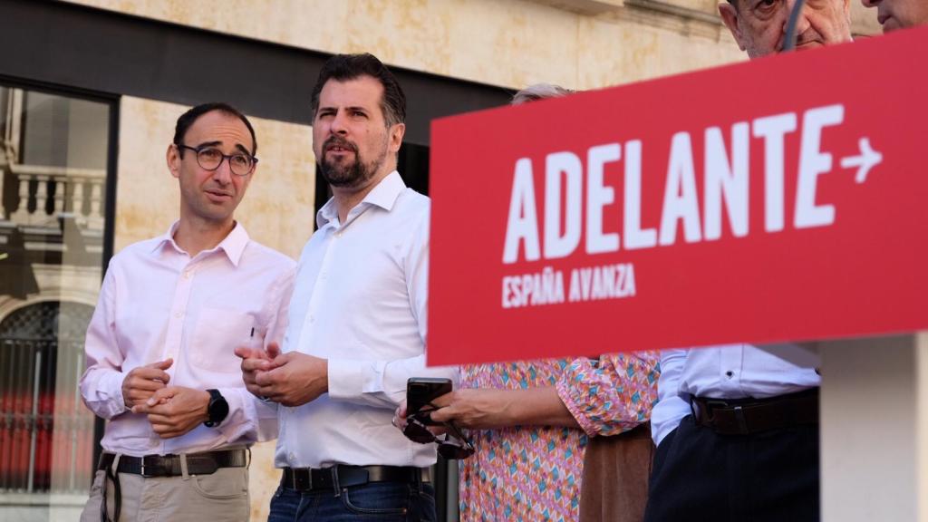 Luis Tudanda, junto a David Serrada, haciendo campaña en Salamanca