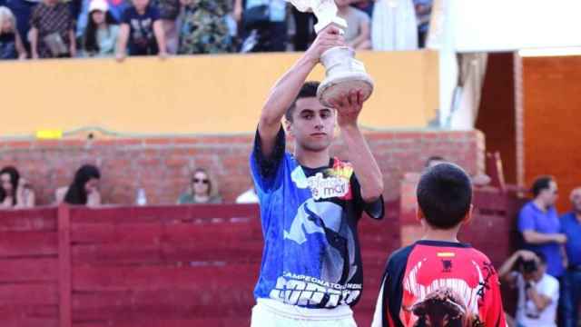 El cortador zamorano Luis Gómez portando el trofeo que lo acredita como ganador del concurso celebrado ayer en Fuentesaúco
