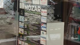 Imagen del cartel de las fiestas de Mózar de Valverde en una tienda