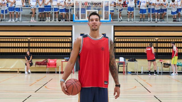 Jugando con Willy Hernángomez: un día en el campus de la estrella de la selección española