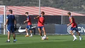 Joao Félix, junto a Renan Lodi mientras entrenaban con los jugadores del filial.