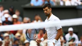 Novak Djokovic, con mirada desafiante en Wimbledon.