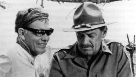 El director Sam Peckinpah y el actor William Holden durante el rodaje de la película 'Grupo salvaje'
