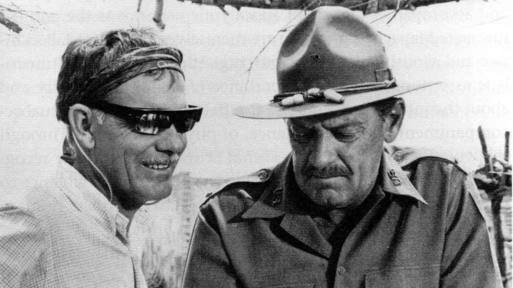 El director Sam Peckinpah y el actor William Holden durante el rodaje de la película 'Grupo salvaje'