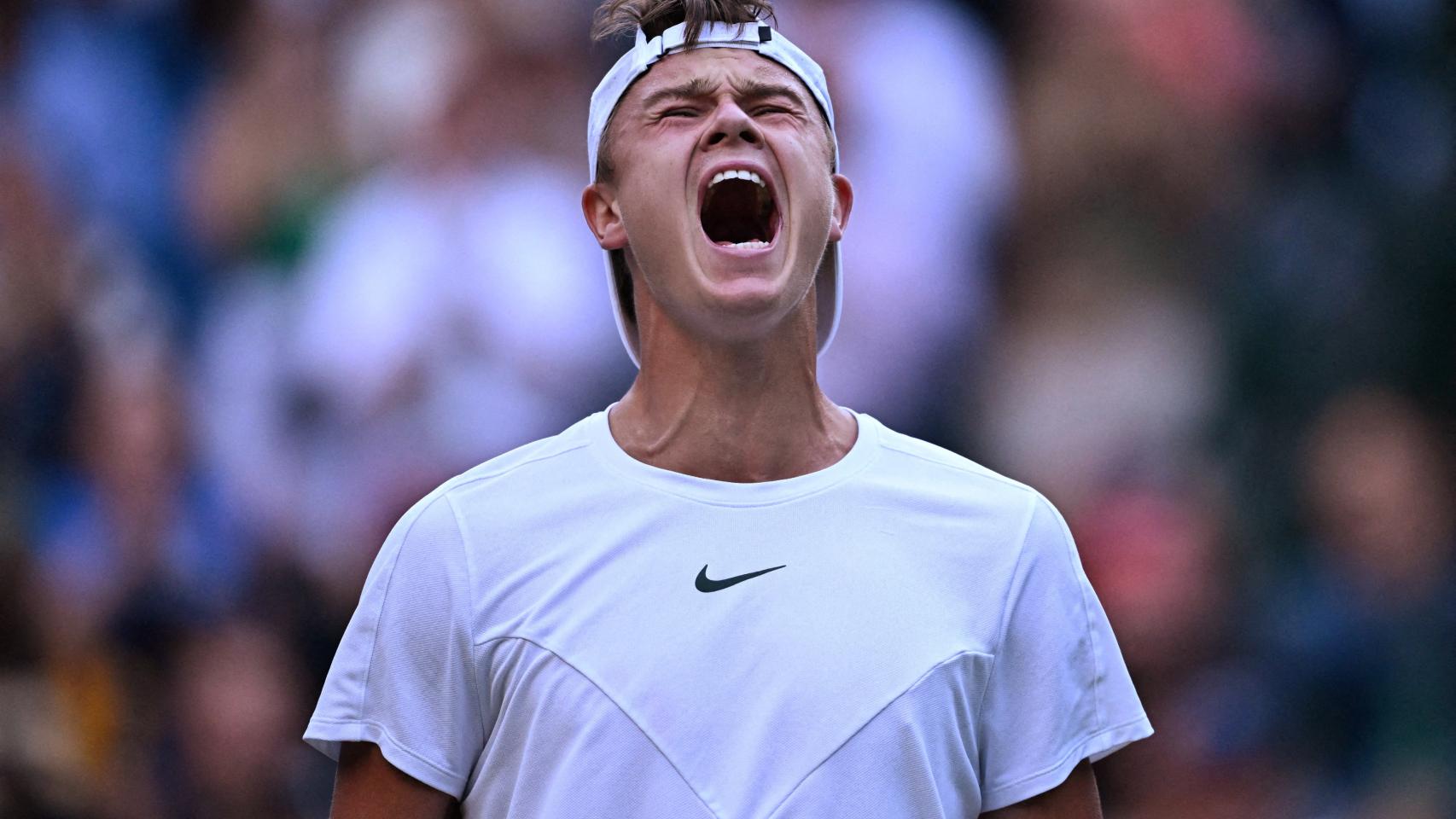 Holger Rune, gritando para celebrar su victoria en los octavos de Wimbledon