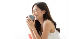 Una mujer disfruta de su taza de café por la mañana.