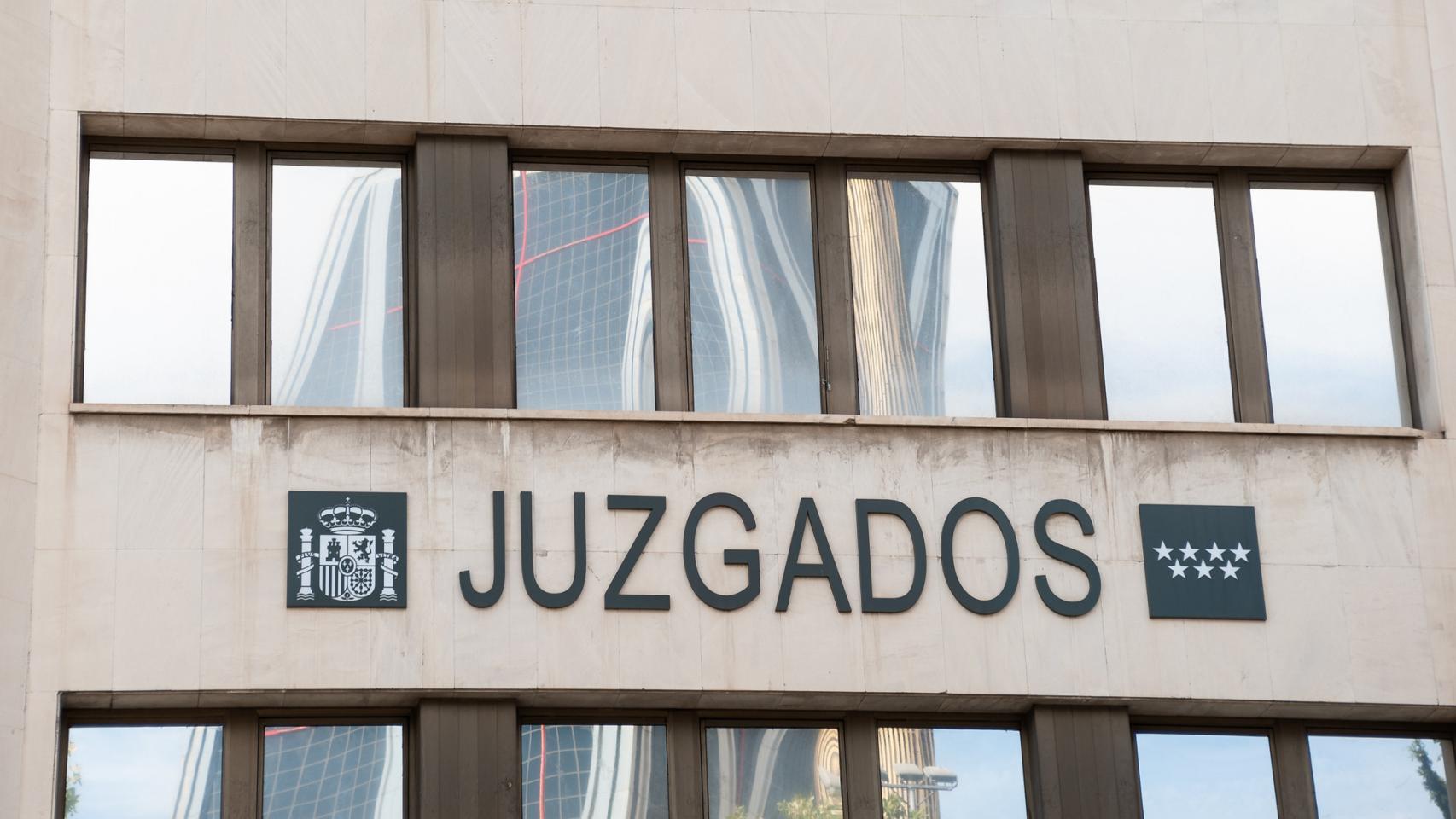 Fachada principal de las Cortes Regionales de Madrid en Plaza Castilla.