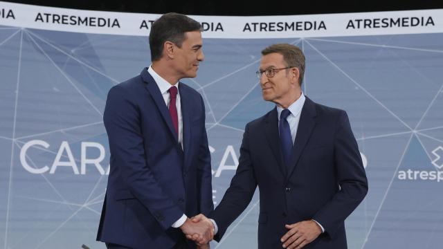 Pedro Sánchez y Alberto Núñez Feijóo, antes de empezar el debate.