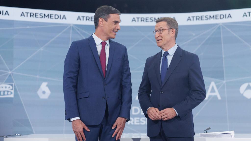 Los candidatos Pedro Sánchez y Alberto Núñez Feijóo, instantes antes del debate.