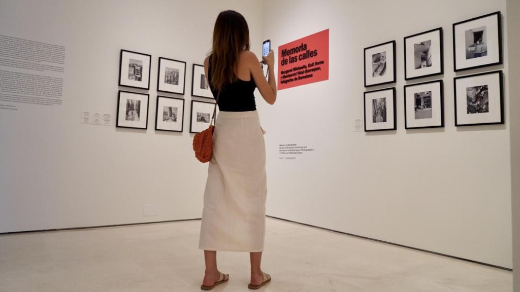 Una mujer observa la nueva exposición del Thyssen en Málaga.