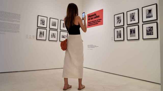 Una mujer observa la nueva exposición del Thyssen en Málaga.
