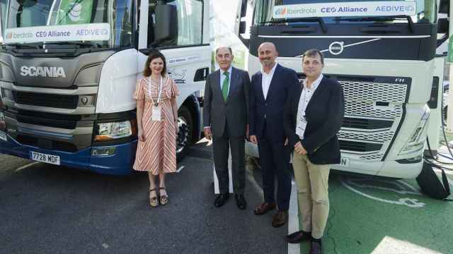 Ignacio S. Galán, presidente de Iberdrola y María José Rallo del Olmo, secretaria general de Transportes y Movilidad, junto a representantes del sector.