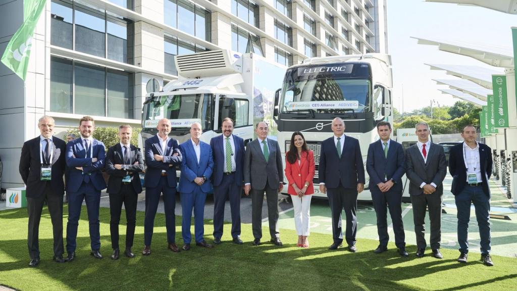 Ignacio S. Galán, presidente de Iberdrola, Mario Ruiz-Tagle, CEO de Iberdrola España y Agustín Delgado, director de Innovación y Sostenibilidad del Grupo Iberdrola, junto a representantes del sector.