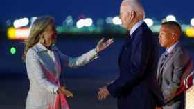Joe Biden es recibido por Jane Hartley, embajadora de Estados Unidos en el Reino Unido.