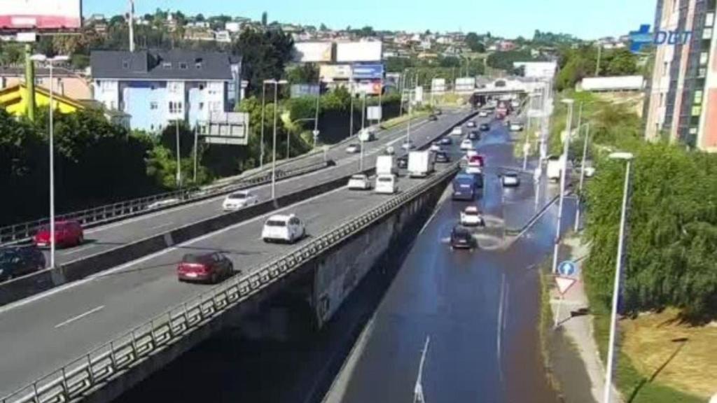 Inundación en A Pasaxe, en A Coruña, debido a la rotura de una tubería a causa de unas obras