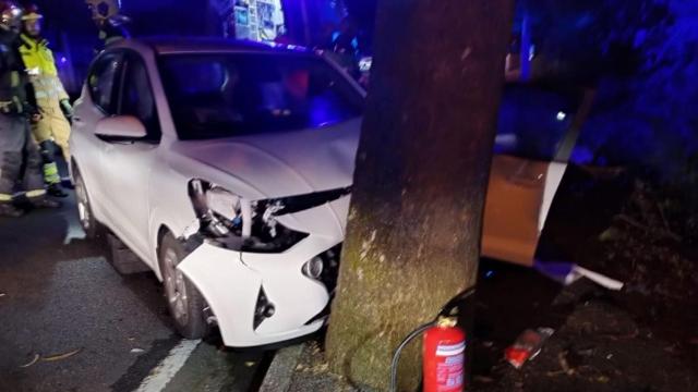 Excarcelado un conductor tras un choque frontal contra un árbol en Oleiros (A Coruña)