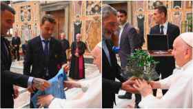 El Pontífice recibe la camiseta del centenario y un olivo.