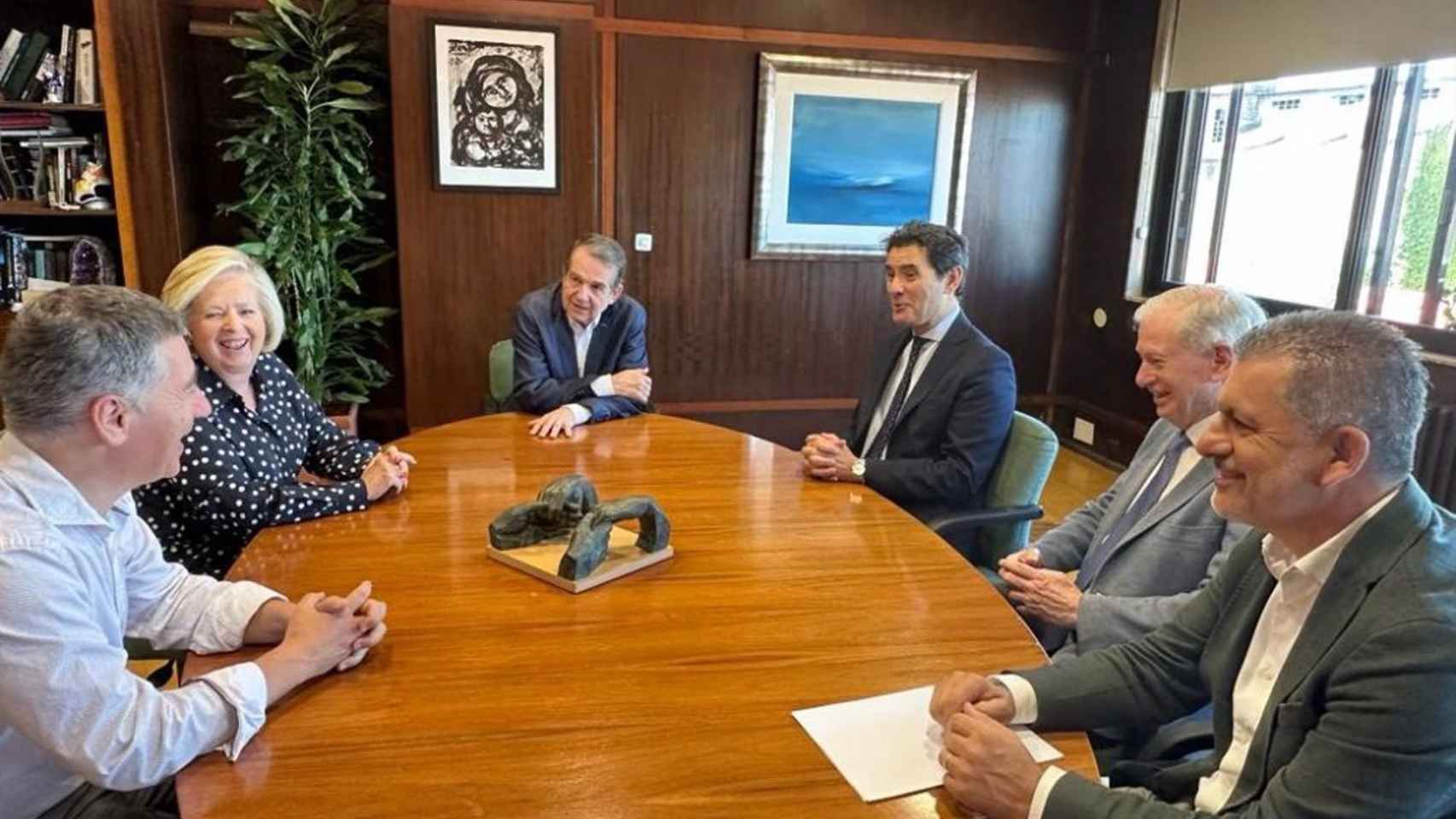 Reunión de representantes de la Cofradía del Santísimo Cristo de la Victoria con el alcalde de Vigo, Abel Caballero, y el concejal Ángel Rivas.