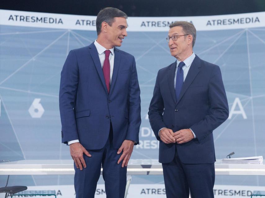 Pedro Sánchez y Alberto Núñez Feijóo se saludan antes del 'cara a cara' celebrado en Atresmedia.