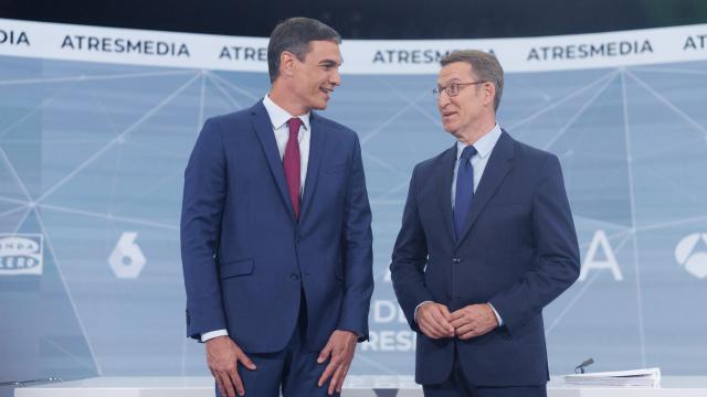 Pedro Sánchez y Alberto Núñez Feijóo se saludan antes del 'cara a cara' celebrado en Atresmedia.