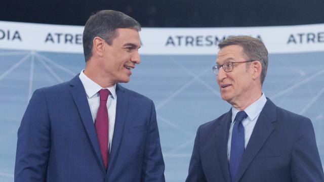 Pedro Sánchez y Alberto Núñez Feijóo antes del debate del 23-J.