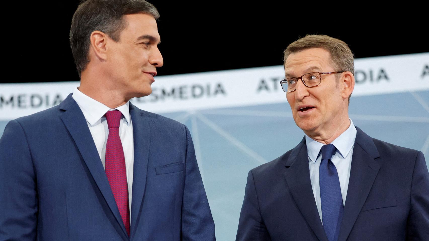 Pedro Sánchez y Alberto Núñez Feijóo antes del inicio del debate electoral.