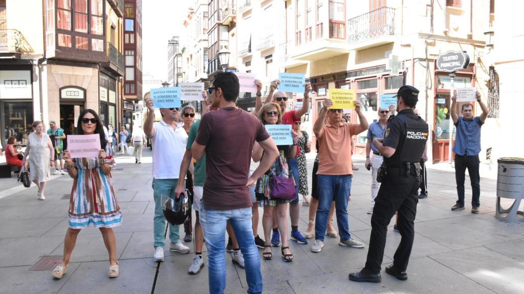 Funcionarios de Justicia de Zamora protestando durante el acto de Luis Tudanca