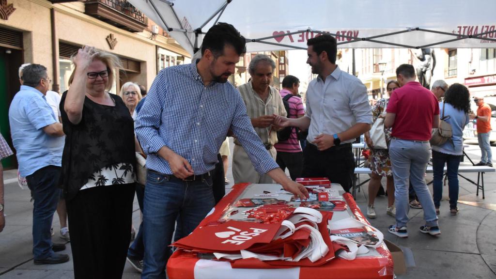 Luis Tudanca en una mesa informativa del PSOE en Zamora