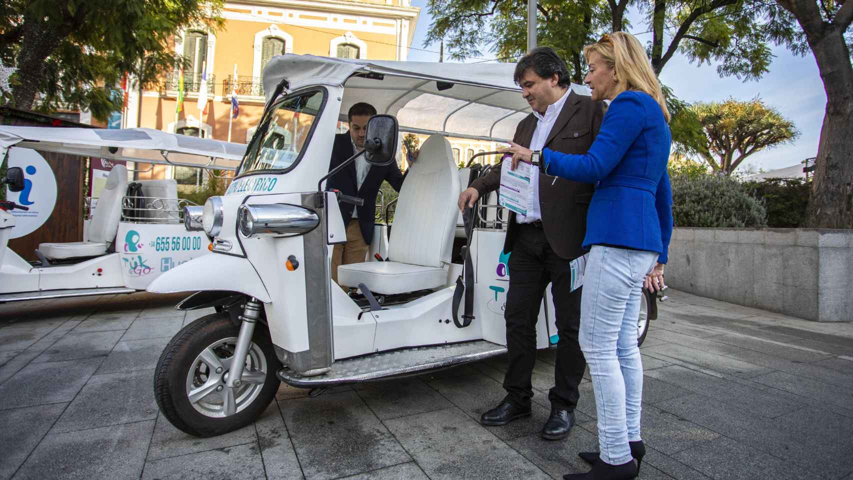 El Ayuntamiento pone en marcha un servicio de rutas turísticas en vehículos eléctricos tuk tuk.