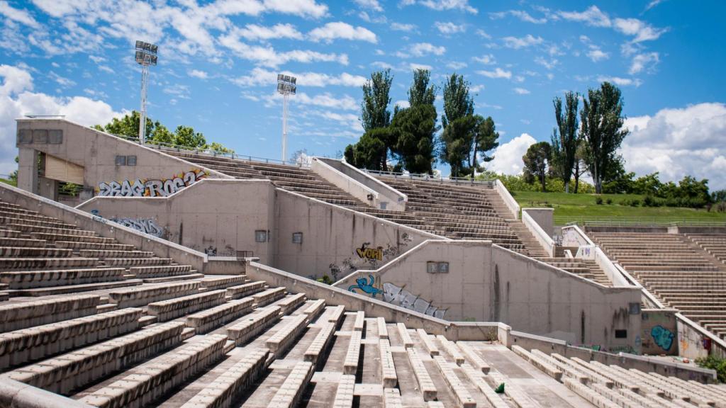 Las gradas del auditorio, sin butacas.