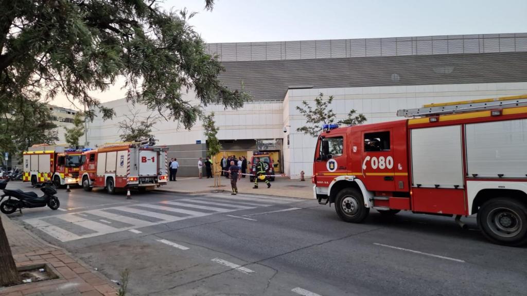 Imagen de la intervención de los bomberos en el Hipercor Bahía, esta tarde.