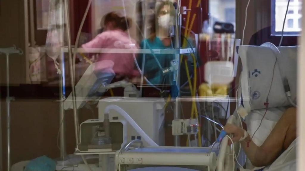 Sanitarios cuidando a pacientes en una UCI, en imagen de archivo.