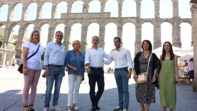 El coordinador general del PP, Elías Bendodo, durante su visita a Segovia, este lunes.