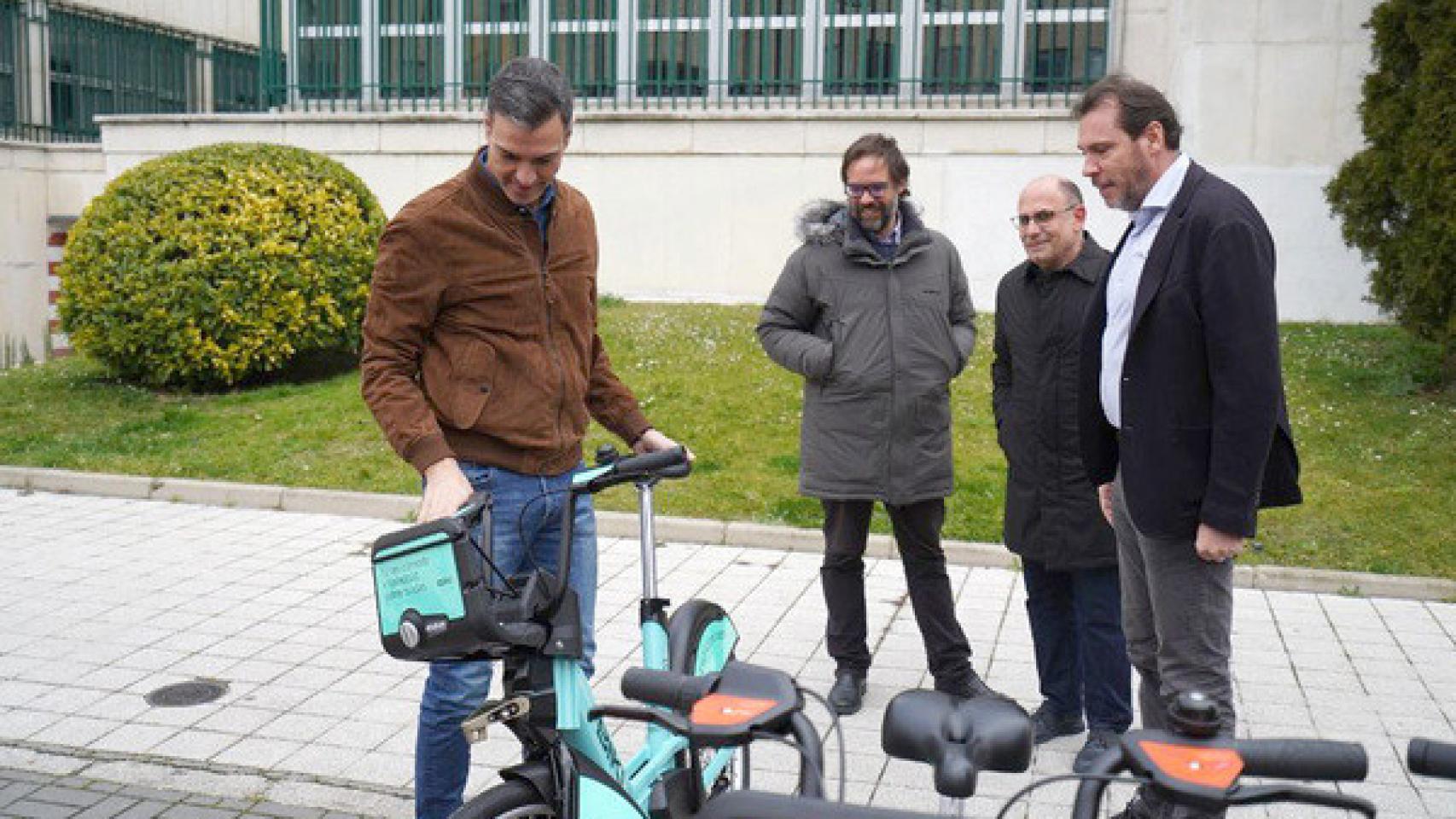 Óscar Puente junto a Pedro Sánchez estrenando el sistema Biki en Valladolid
