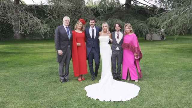 Willy Bárcenas y Loreto Sesma el día de su boda con sus respectivos padres.
