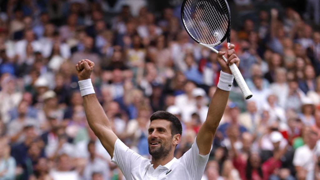 Novak Djokovic, celebrando su pase a las semifinales de Wimbledon