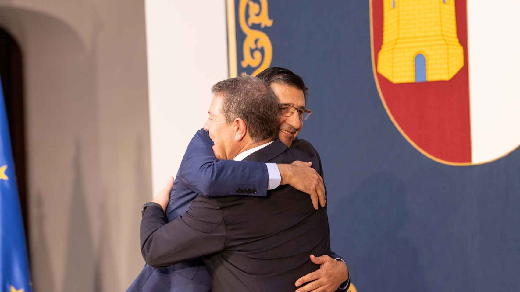 Page abraza al nuevo vicepresidente segundo, José Manuel Caballero.