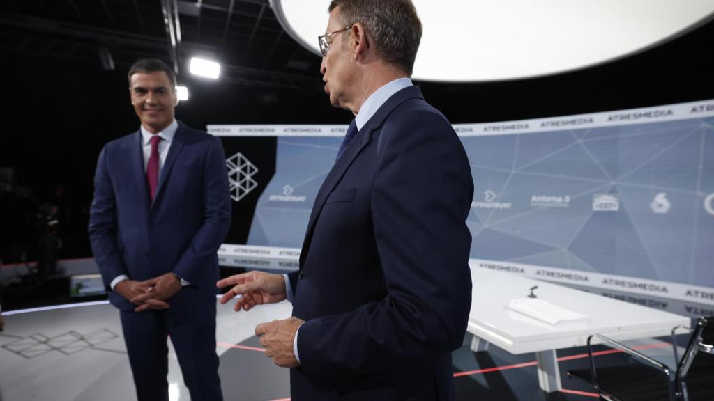 Pedro Sánchez y Alberto Núñez Feijóo, minutos antes de empezar el debate.