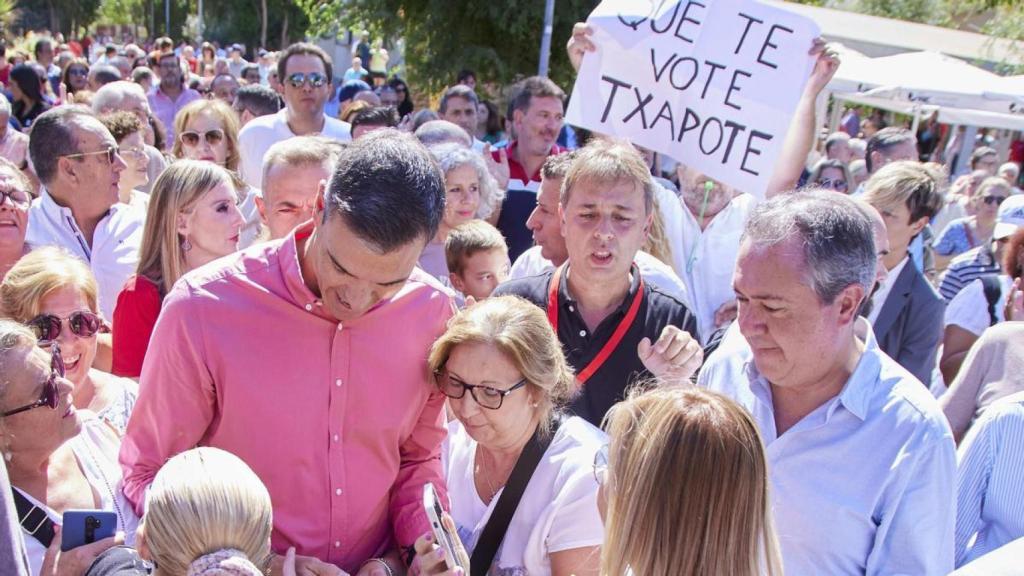 Primera vez que se vio el lema 'Que te vote Txapote', durante un mitin de Sánchez en Sevilla.