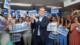 El líder del PP, Alberto Núñez Feijóo, a su llegada a la sede del PP, en la noche del lunes tras el debate.