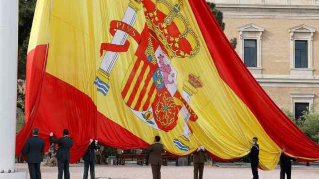 Izado solemne de bandera de España por la festividad de San Isidro en la plaza madrileña de Colón.